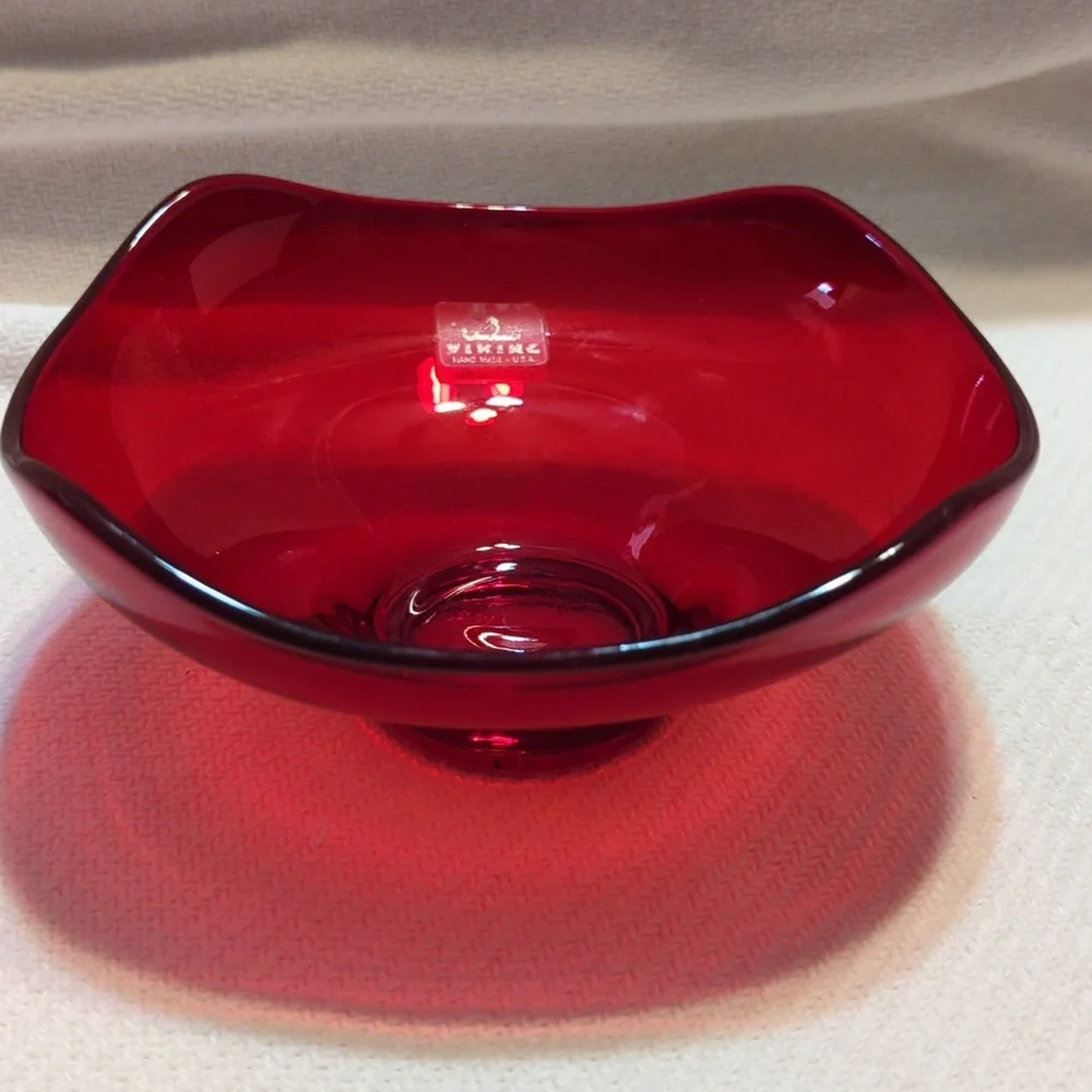 Red Viking scalloped edge‎ glass bowl